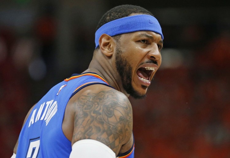 Carmelo Anthony ดูเหมือนจะไม่มีความสุขเท่าไหร่เมื่อต้องมานั่งข้างสนาม