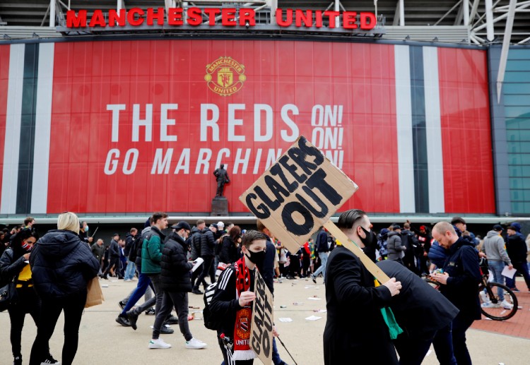 Para penggemar Manchester United menerobos stadion jelang pertandingan Premier League