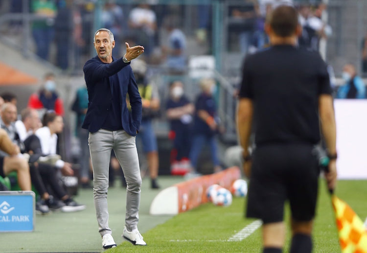 德甲 门兴格拉德巴赫的扎卡里亚正在尝试得分