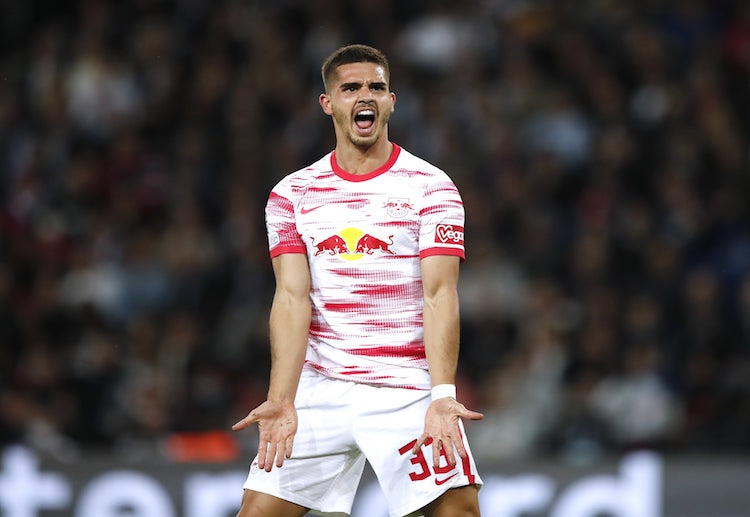 欧冠 莱比锡的席尔瓦正在尝试得分