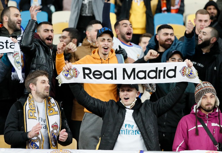 皇马的球员仅仅盯着对手