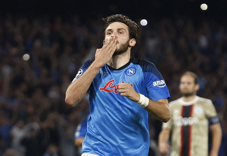 နာပိုလီက လက်ရှိရာသီမှာ စီးရီးအေ အမှတ်ပေးဇယားကို ဦးဆောင်ထားသလို ချန်ပီယံလိဂ် မှာလည်း (၁၆) သင်း ရှုံးထွက် အဆင့်ကို တက်ရောက်ထားနိုင်တဲ့ အသင်း ဖြစ်ပါတယ်။