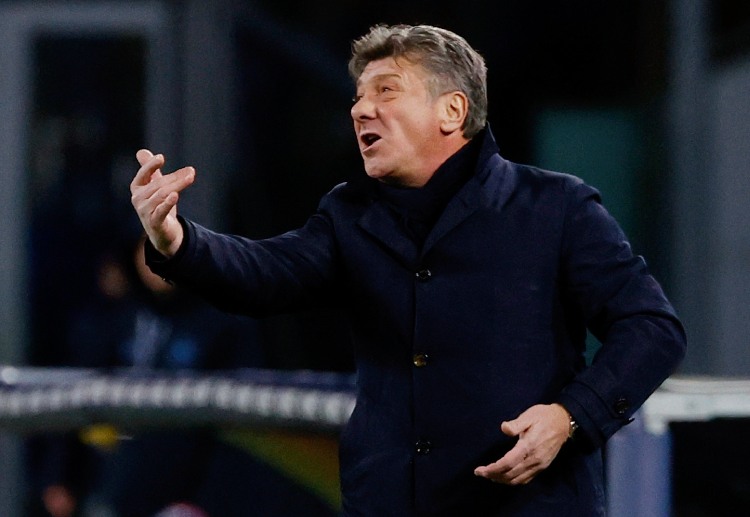 Walter Mazzarri instructs his Napoli players during their Serie A match vs Cagliari