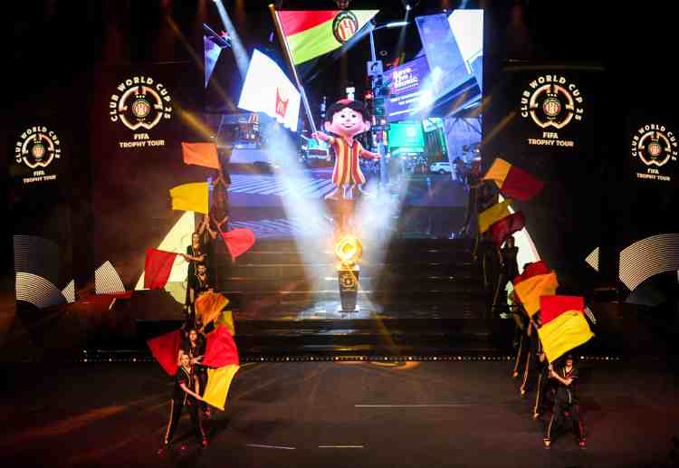 ဖီဖာ ကလပ် ကမ္ဘာ့ဖလား ပြိုင်ပွဲဟာ ၂၀၂၅ က စပြီး အသင်း အရေအတွက်နဲ့ ပုံစံကို ပြောင်းလဲ ကျင်းပမှာ ဖြစ်ပြီး ပြိုင်ပွဲဝင် ၃၂ သင်းနဲ့ ၄ နှစ် တစ်ကြိမ် ကျင်းပမှာ ဖြစ်ပါတယ်။