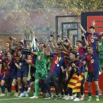 国王杯 比赛哨声吹响后，巴塞罗那队的球员们沉浸在夺冠的喜悦中，尽情庆祝胜利。