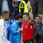 西甲联赛 下半场比赛中，姆巴佩领到红牌被罚下场，这也是他职业生涯中第四次被驱逐。