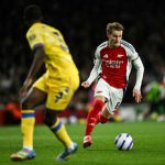 英超联赛 开场仅两分多钟，厄德高精准的任意球传中，帮助基维奥尔头球攻门得手，阿森纳迅速取得1比0的领先。