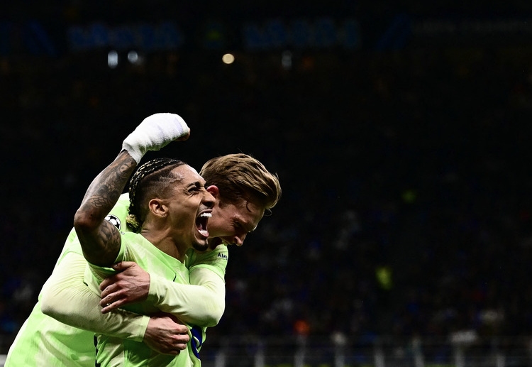 欧冠联赛 第87分钟,拉菲尼亚小角度破门,巴萨一度反超,但最终未能守住优势。