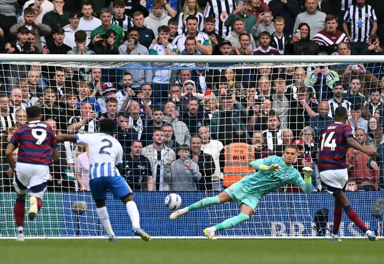 英超联赛 终场前，阿亚里禁区手球，VAR确认点球，伊萨克主罚命中，纽卡斯尔1比1扳平。