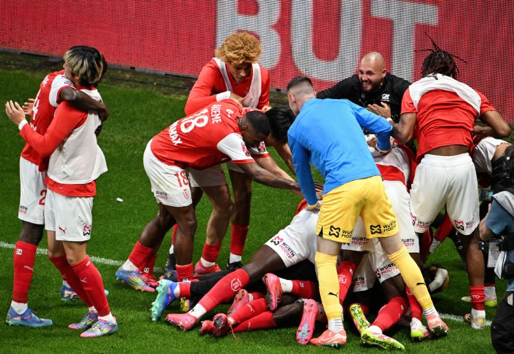 法甲联赛  兰斯球员情绪低落，显露失望神色。