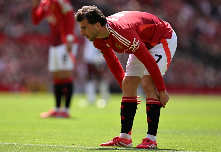 မေဆန် မောင့် ကတော့ ပရီးမီးယားလိဂ် ကလပ် ယူနိုက်တက်မှာ မကြာခဏ ဆိုသလို ဒဏ်ရာ ပြဿနာတွေကြောင့် ရုန်းကန်နေရပြီး ဝေဖန်မှုတွေနဲ့လည်း ရင်ဆိုင်နေရသူ ဖြစ်ပါတယ်။