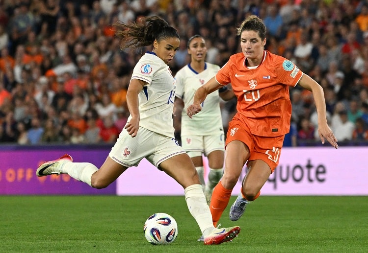 欧锦赛 法国5比2轻松战胜荷兰,黛芬妮-卡斯卡里诺双响炮,带领球队晋级八强