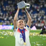 ဒါကြောင့် အင်္ဂလန်က စပိန်ကို အမျိုးသမီး ယူရို ၂၀၂၅ မှာတော့ ကမ္ဘာ့ဖလား ဗိုလ်လုပွဲ ရှုံးကြွေးကို အချိုမြိန်ဆုံး ပြန်ဆပ်နိုင်ခဲ့ပြီး နှစ်ကြိမ် ဆက်တိုက် ယူရို ချန်ပီယံ ဖြစ်ခဲ့ပါတယ်။