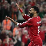 英超联赛 萨拉赫进球后，做出若塔生前常用的鲨鱼舞庆祝动作，满怀情感地缅怀这位已故的队友。