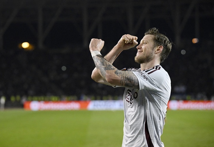 ဒါပေမယ့်လည်း အေဂျက်စ်ဟာ အင်တာမီလန်နဲ့ ချန်ပီယံလိဂ်မှာ တွေ့ဆုံချိန်တိုင်း ရုန်းကန်ခဲ့ရပြီး သမိုင်းတစ်လျှောက် ၁ ကြိမ်သာ အနိုင်ရခဲ့ဖူးပြီး ကျန် ၄ ကြိမ်မှာ ၃ ကြိမ် ရှုံးခဲ့ပါတယ်။