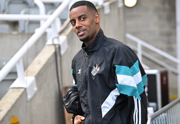 လစ်ဗာပူးလ် ကတော့ နယူးကာဆယ်ရဲ့ ဆွီဒင် တိုက်စစ်ကစားသမား အလက်ဇန္တား အိဆက်ခ်ကို ပရီးမီးယားလိဂ် သမိုင်းတလျှောက် စံချိန်တင် ပြောင်းရွှေ့ကြေး ဖြစ်တဲ့ ပေါင် သန်း ၁၃၀ နဲ့ ခေါ်ယူသွားနိုင်ခဲ့ပါတယ်။