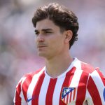 အသက် ၂၅ နှစ် အရွယ် အဲလ်ဗာရက်ဇ်ဟာ မန်စီးတီးနဲ့ အတူ ပရီးမီးယားလိဂ် အပါအဝင် ဖလားသုံးလုံး အောင်ပွဲ အတွက် အဓိကကျခဲ့တဲ့ ကစားသမား ဖြစ်ခဲ့ပေမယ့် ပွဲထွက် ကစားခွင့် ပိုရချင်တာကြောင့် အသင်း ပြောင်းရွှေ့ခဲ့တာပါ။