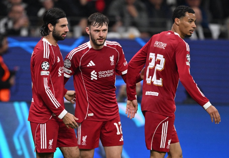 欧冠联赛 埃基蒂克攻破旧主球门后，并未庆祝，而是双掌合十致意。