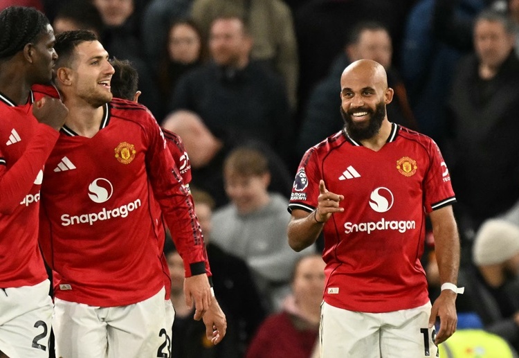 英超联赛  姆伯莫在比赛末段破门，完成梅开二度，锁定胜利。