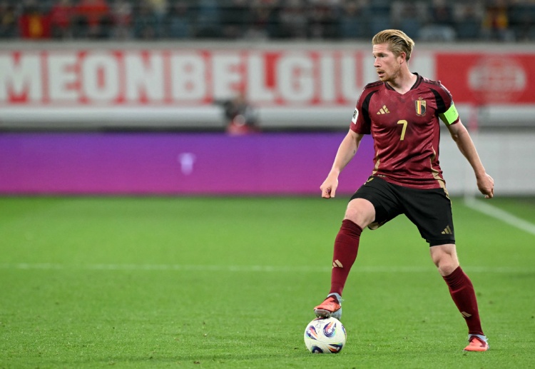 世界杯预选赛 虽然处于重伤恢复阶段,34岁的德布劳内仍拄着双拐来到球队更衣室,为队友们加油打气。