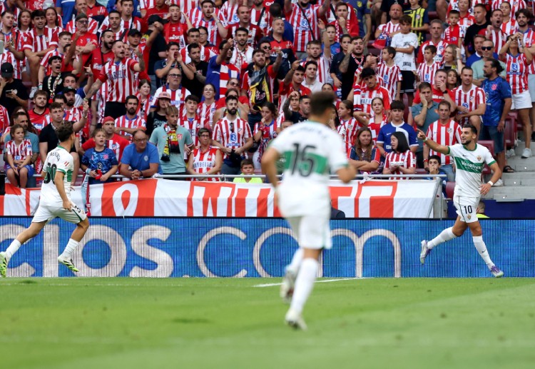 西甲联赛 比赛中，埃尔切球员拉法·米尔与对方球员展开争夺。