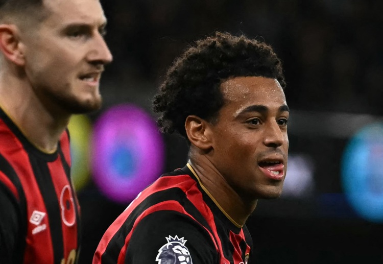 英超联赛 开场阶段，阿德利与亚当斯为伯恩茅斯建功。