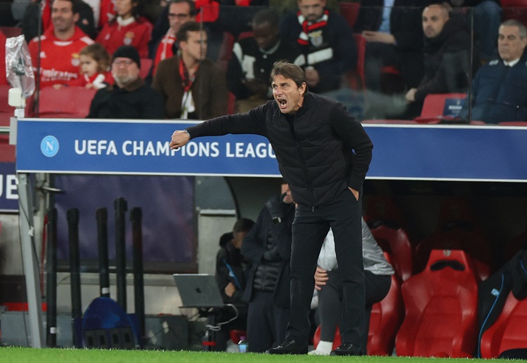 နာပိုလီဟာ ၂၀၂၅-၂၀၂၆ ဘောလုံးရာသီရဲ့ ပထမဦးဆုံး ဆုဖလား အောင်မြင်မှု မျှော်လင့်ချက် အတွက် အီတလီ စူပါဖလား ဗိုလ်လုပွဲမှာ ဘိုလော့ဂ်နဲ့ ထိပ်တိုက် ရင်ဆိုင်ရမှာ ဖြစ်ပါတယ်။