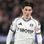 英超联赛 富勒姆球员哈里·威尔逊因背后犯规被裁判警告，领到黄牌。