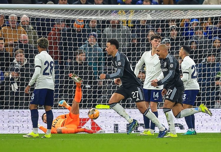 英足总杯 阿斯顿维拉球员摩根·罗杰斯在进球后模仿阿森纳传奇亨利的经典庆祝动作。