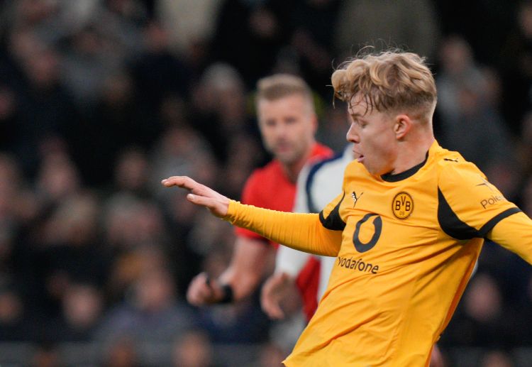 欧冠联赛 比赛中，斯文松在第25分钟因飞铲犯规被红牌罚下，少一人的多特蒙德在人数劣势下陷入了被动局面。