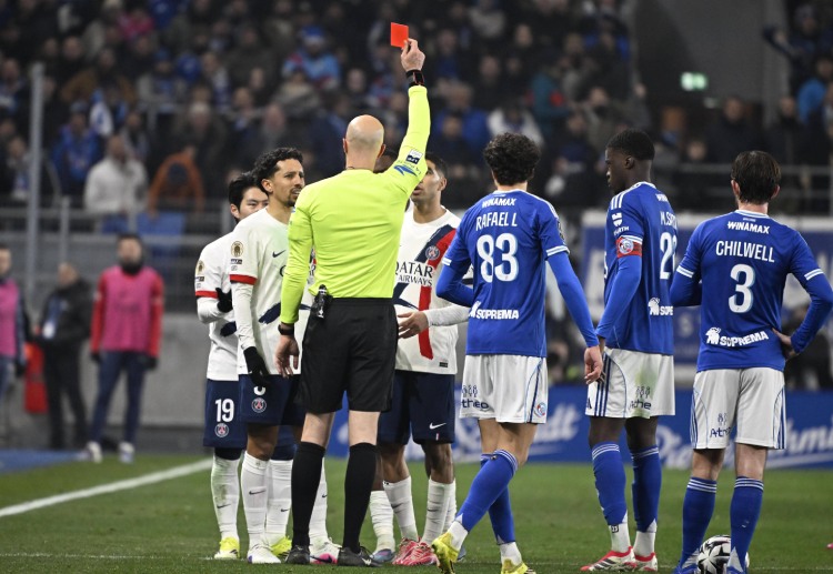 法甲联赛  哈基米因一次铲球犯规对帕尼切利犯规，吃到红牌，导致巴黎圣日尔曼被迫以10人应战。