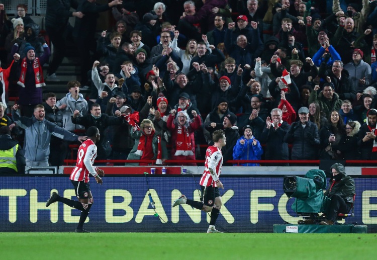 英超联赛  布伦特福德的刘易斯·波特在后点接应头球破网，将比分追平。