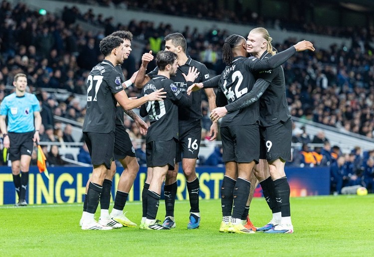 英超联赛 曼城在热刺的主场与对手战平，2比2的平局让他们与阿森纳的差距没有缩小