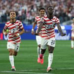 世界杯 美国前锋巴洛贡首战梅开二度，本场预计继续成为球队最主要的进攻威胁。